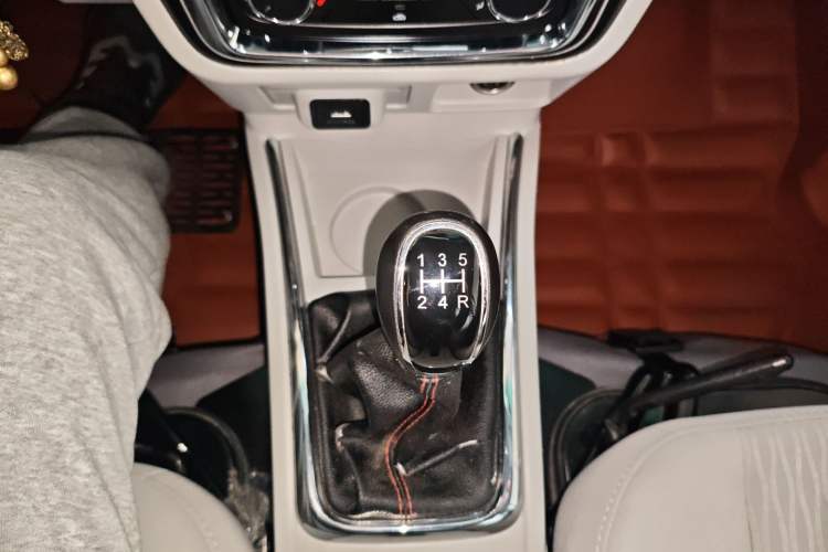 Used Jinbei New Hiace S 2023 1.5L Wealth Edition Van 2/5-Seater Non-Air-Conditioned Version SWC15M
