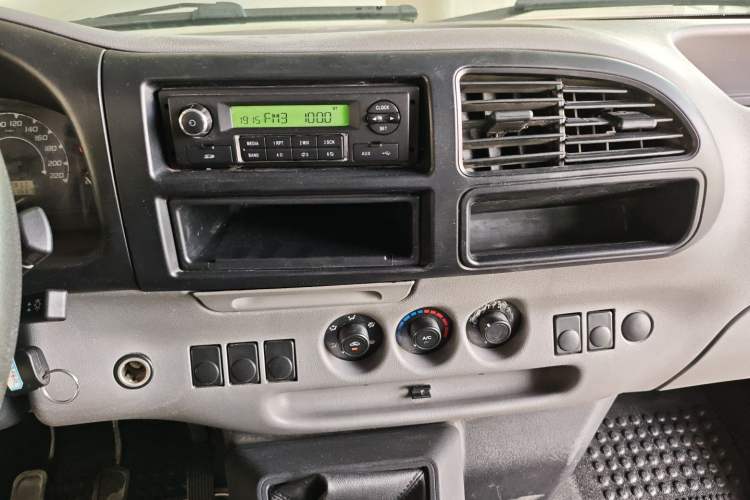 Used JMC Transit 2017 2.8T Commercial Version Short Wheelbase Mid-Roof 6/7/8-Seater JX493 Audio And AC Panel