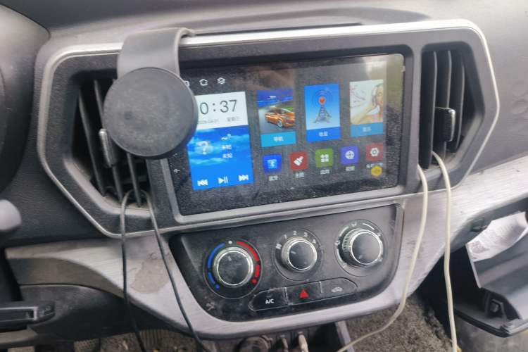 Used CHANGAN KAICHENG Ruixing M60 2023 1.5L GDI Elite-Class Passenger Vehicle 6/7 Seats Audio And AC Panel