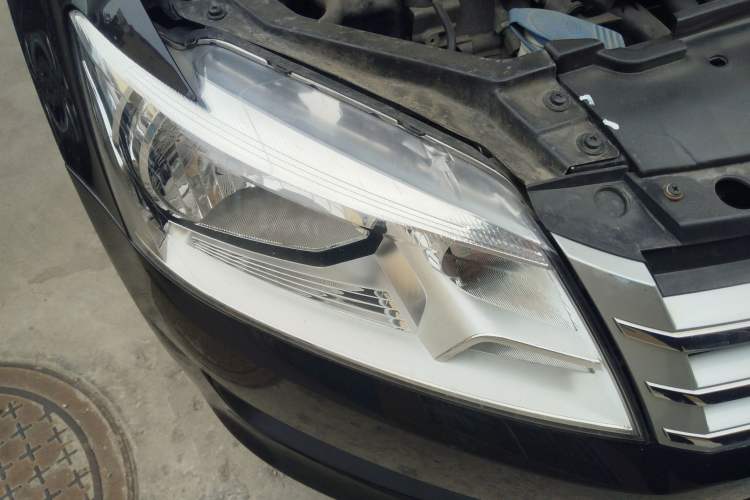 Used Volkswagen Santana 2013 1.6L Automatic Comfort Edition Right Front Headlight