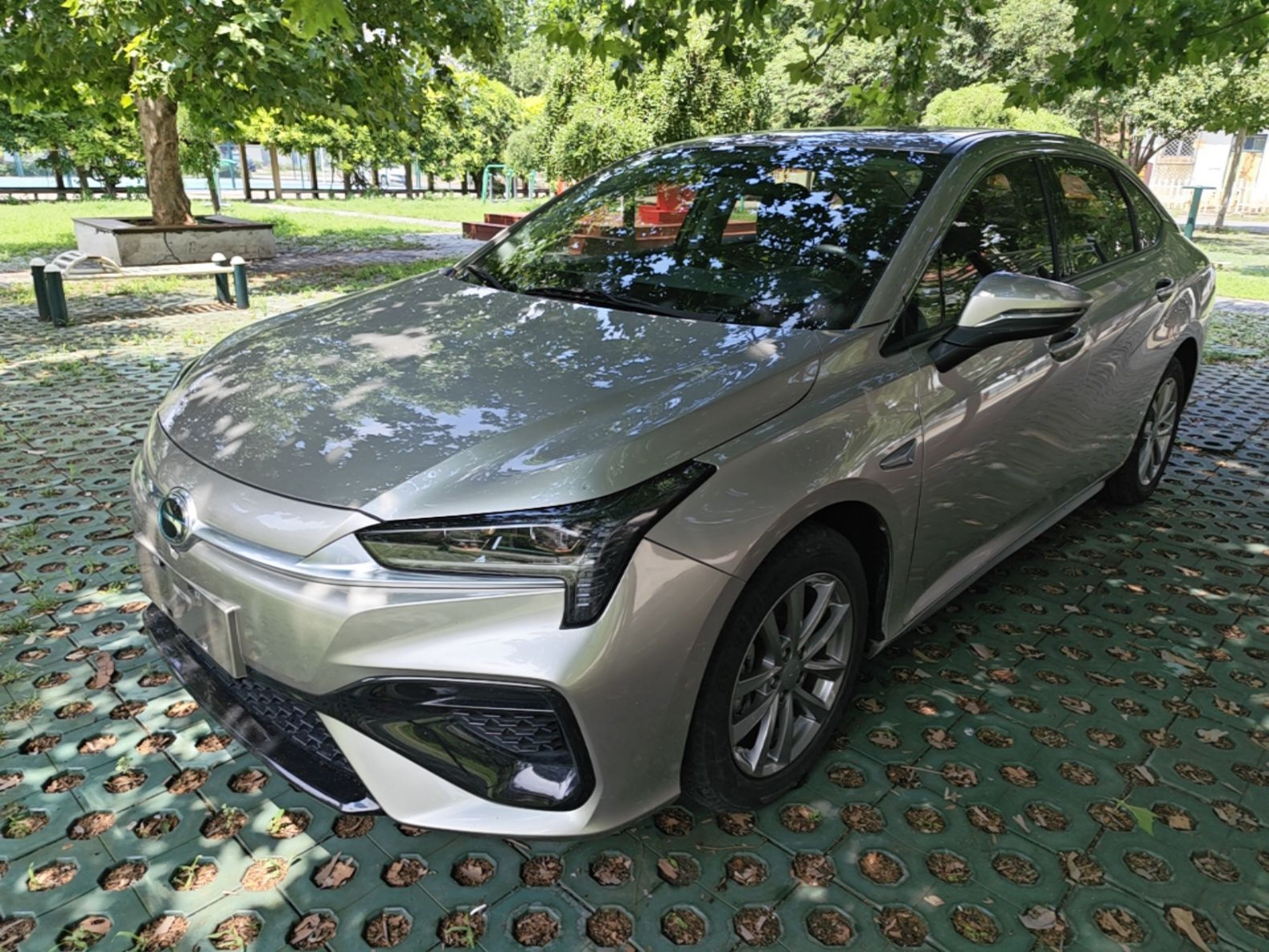 Под передней частью автомобиля