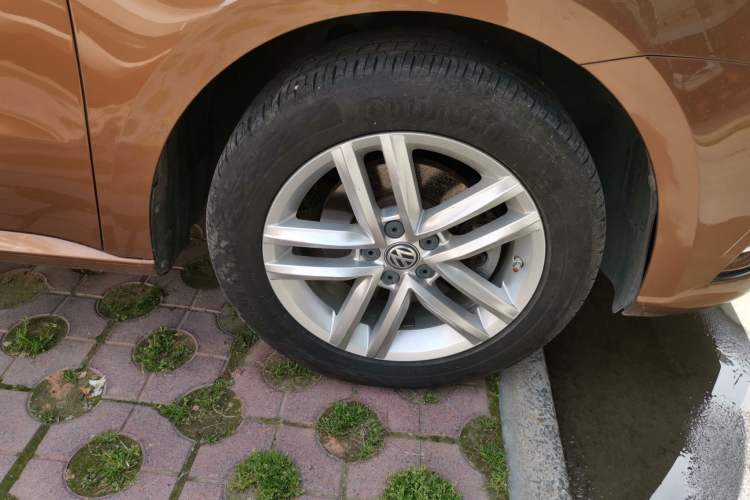 Used Volkswagen Gran Lavida 2015 1.6L Automatic Comfort Edition Right Front Wheel Hub