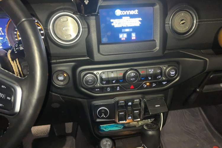 Used Jeep Wrangler 2019 2.0T Sahara 4-Door Version China V Standard
