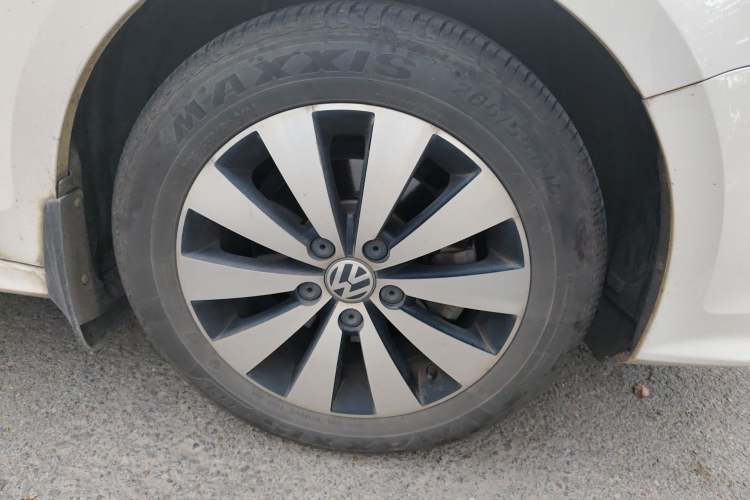 Used Volkswagen Sagitar 2018 1.6L Manual Comfort Model Right Front Wheel Hub