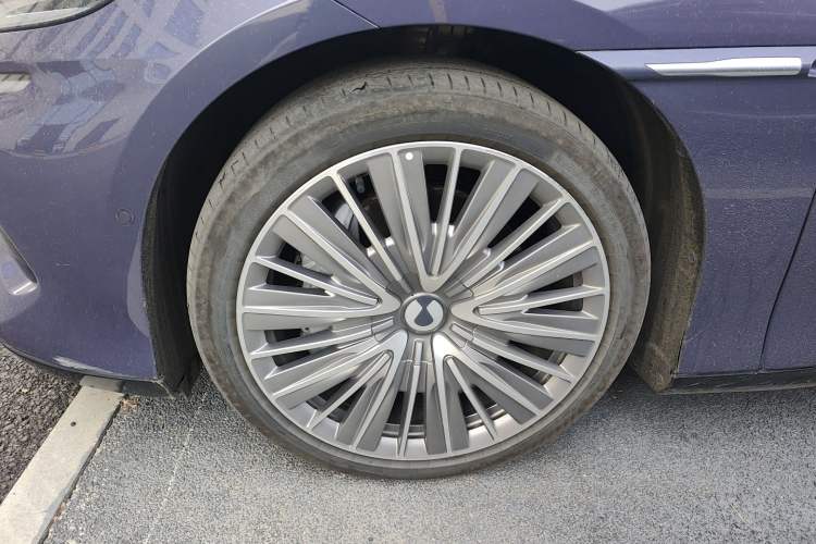 Used Denza Z9 2024 1100 km All-Wheel-Drive Ultra Version Left Front Wheel Hub