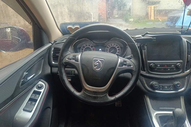 Used Baojun 560 2015 1.8L manual luxury version
