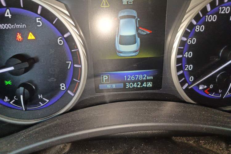 Used Infiniti Q50L 2015 2.0T Enjoyment Edition Odometer Close Up