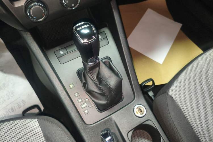 Used Skoda Octavia 2017 Classic Model 1.6L Automatic Comfort Edition Gear Lever