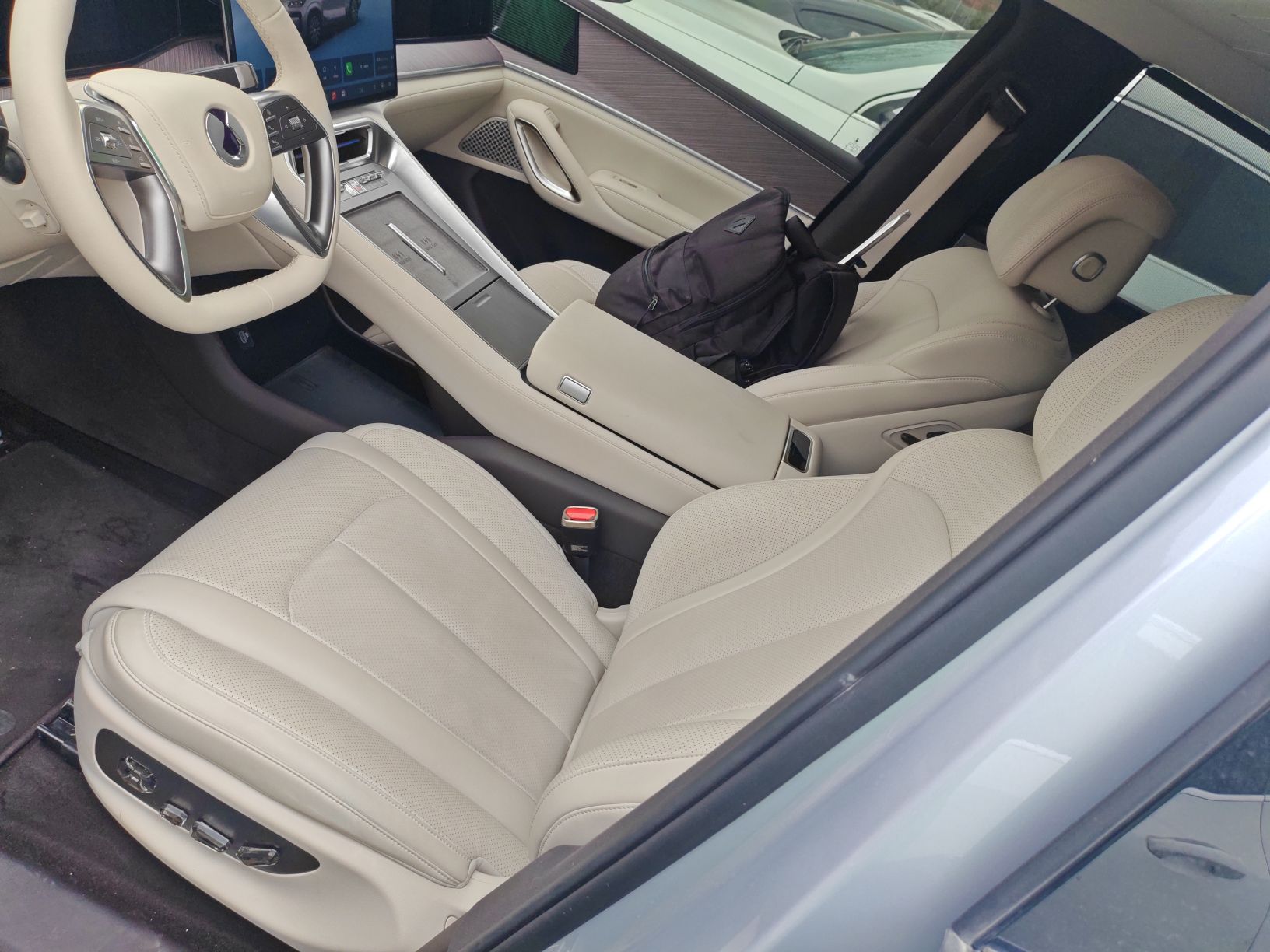 Переднее сиденье в автомобиле