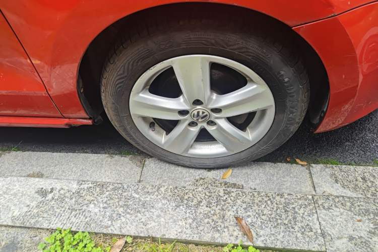 Used Volkswagen Polo 2013 1.6L Automatic Comfort Edition Right Front Wheel Hub