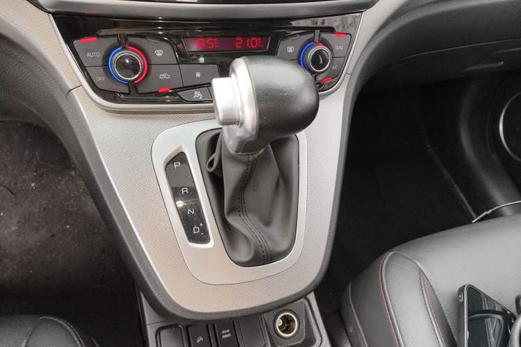 Used Haval M6 2019 1.5T DCT Two-Wheel Drive Elite Version China VI Standard Gear Lever