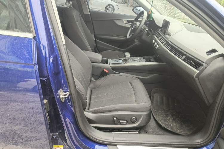 Used Audi A4L 2019 40 TFSI Ambition China VI Right Front Seat