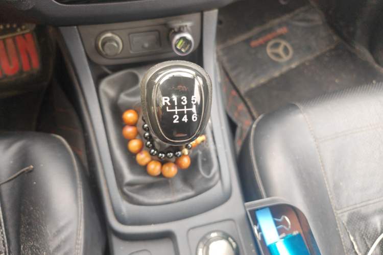 Used Isuzu JLM 2018 2.5T Four-Wheel Drive Diesel Luxury Version JE4D25Q5A Gear Lever