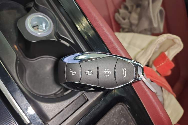 Used Hongqi H5 2023 2.0T Automatic Smart Connect Flagship Edition Vehicle Key