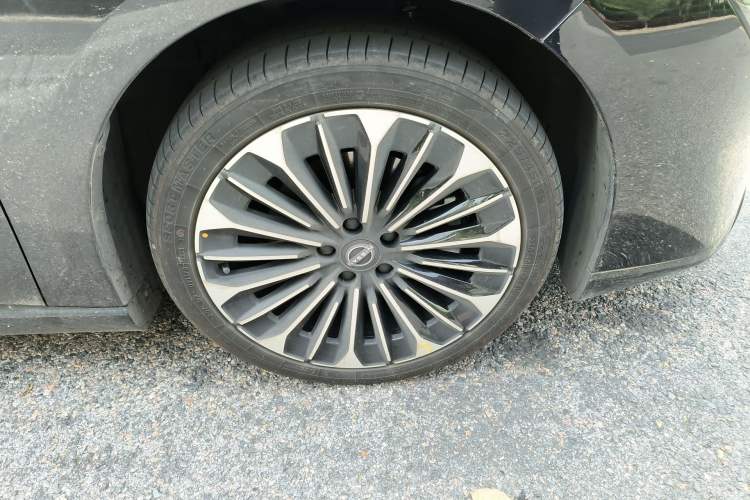 Used Nissan N7 2025 510 Pro Right Front Wheel Hub