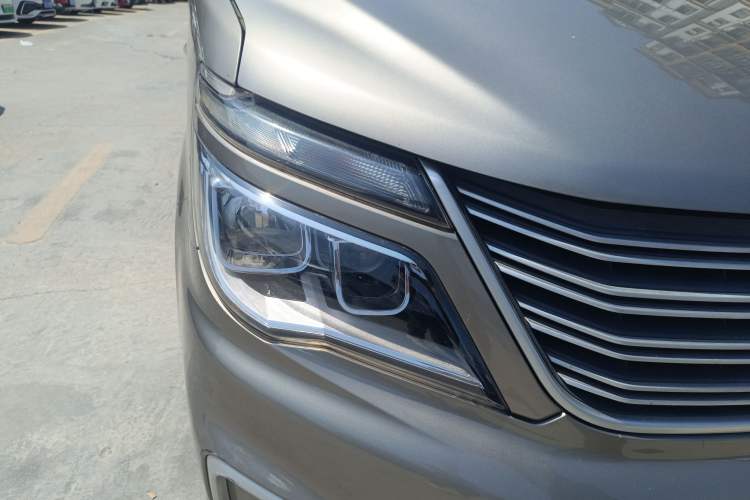 Used FORTHING Lingzhi 2022 M5L 1.6L Utility Model 7 Seats Right Front Headlight