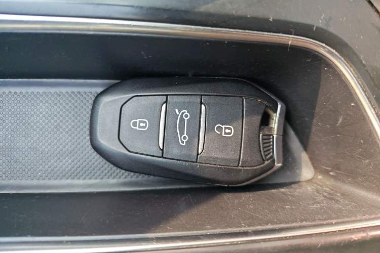 Used Peugeot 5008 2017 380THP 7-Seater Boundary-Free Edition
