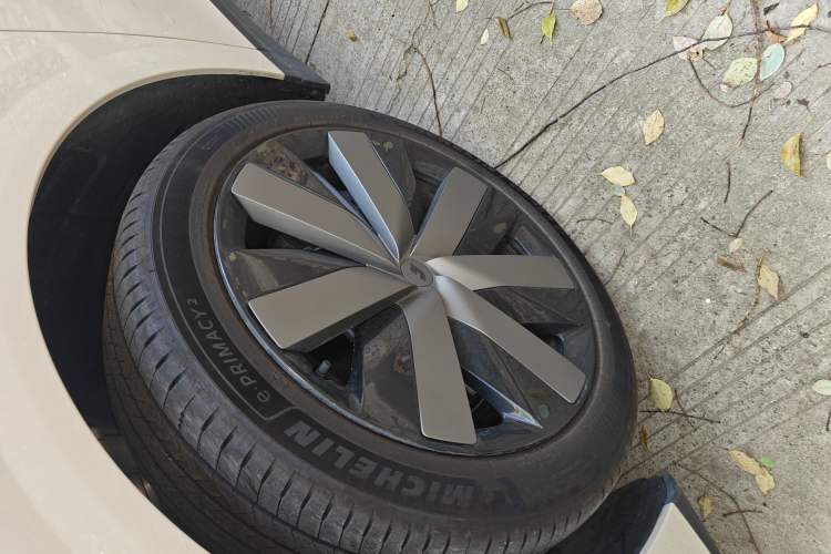 Used Li Auto i6 2025 Model Four-Wheel-Drive Standard Type
