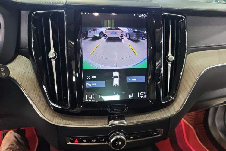 Used Volvo XC60 2020 T5 4x4 Smart Luxury Edition Audio And AC Panel