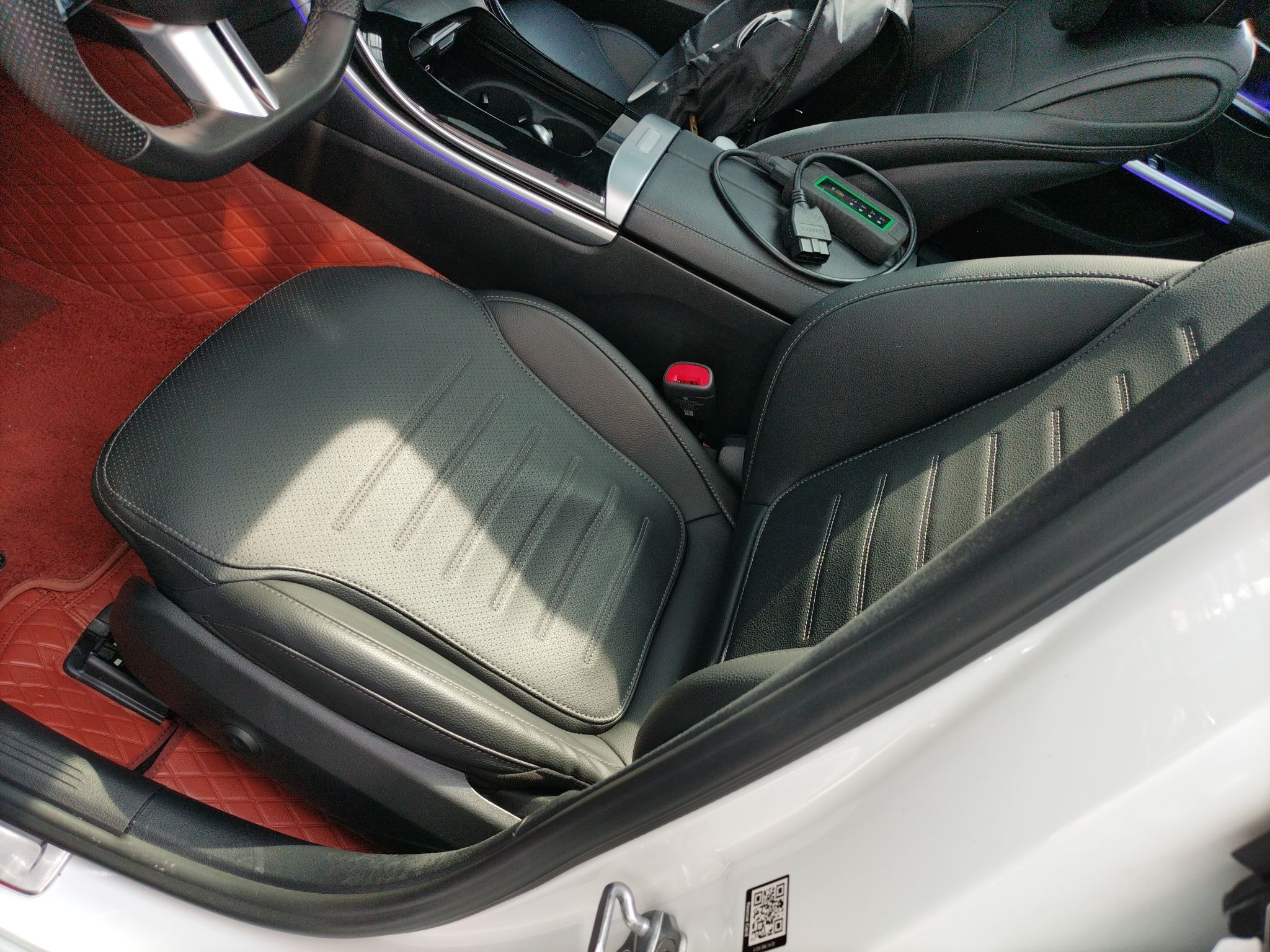 المقاعد الأمامية داخل السيارة