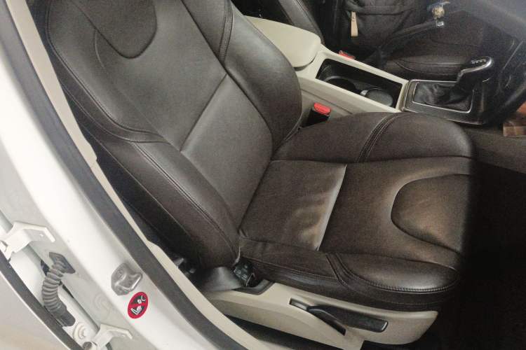 Used Volvo V40 2015 1.6T Zhiyi Edition
