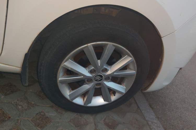 Used Skoda Rapid 2015 1.6L Manual Smart Selection Model Right Front Wheel Hub