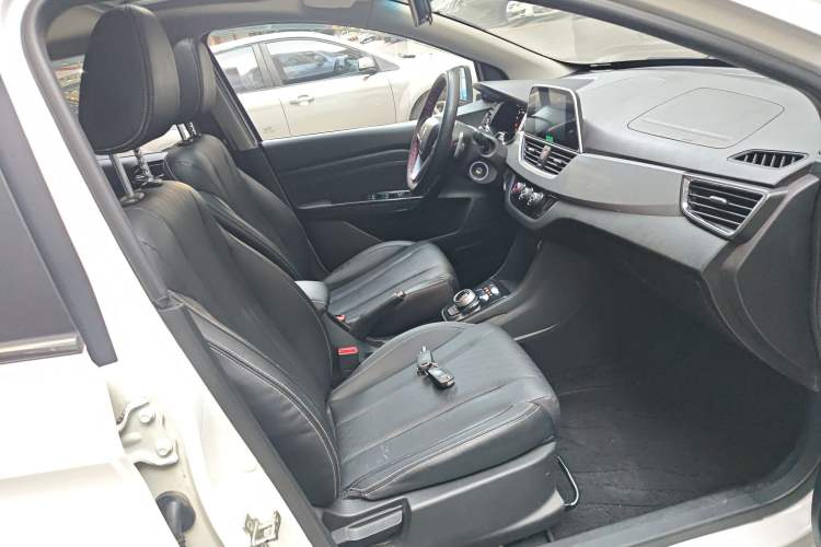 Used Baojun 310W 2018 1.5L Automatic Luxury Version China V