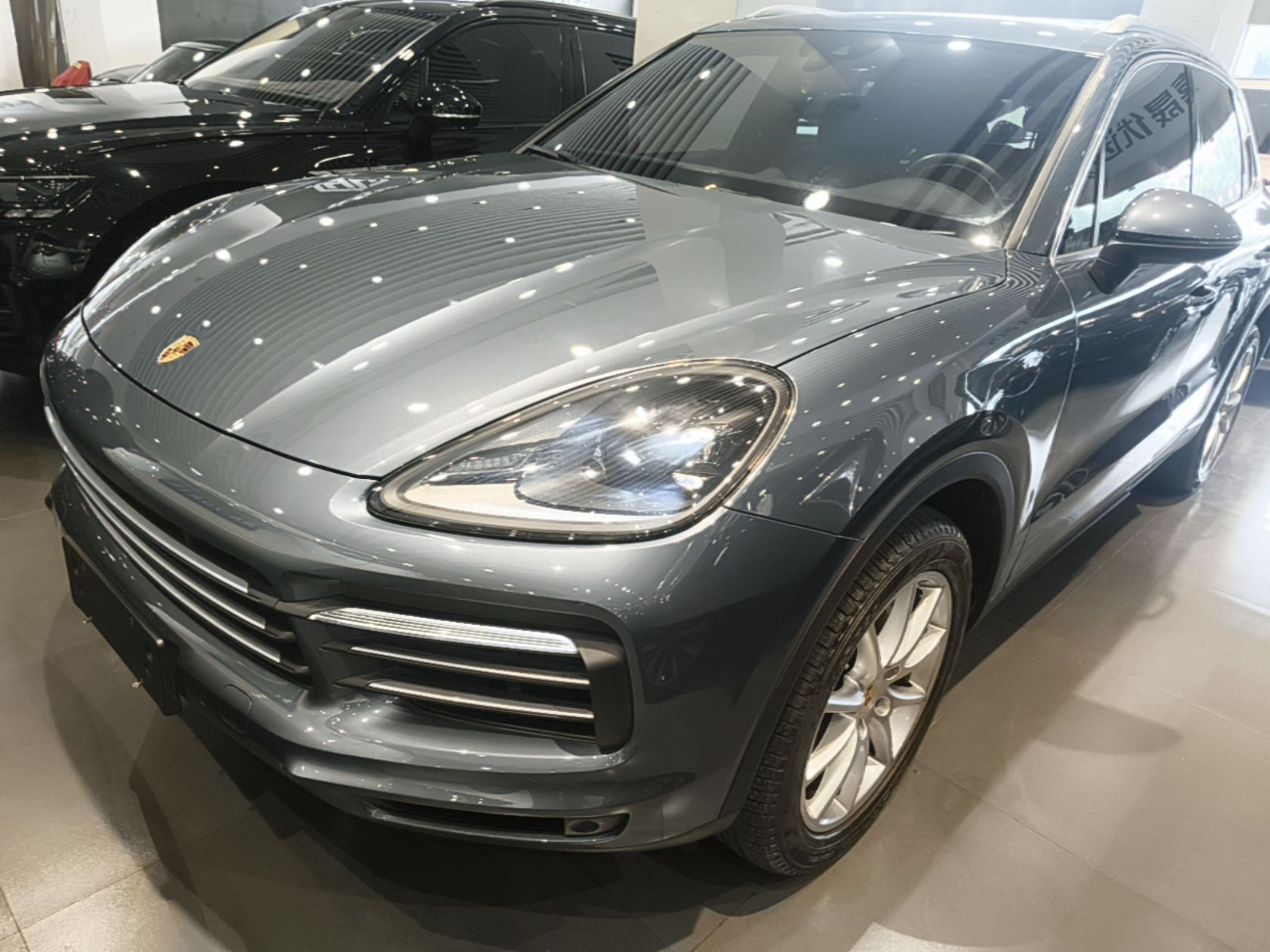 Unter der Vorderseite des Autos