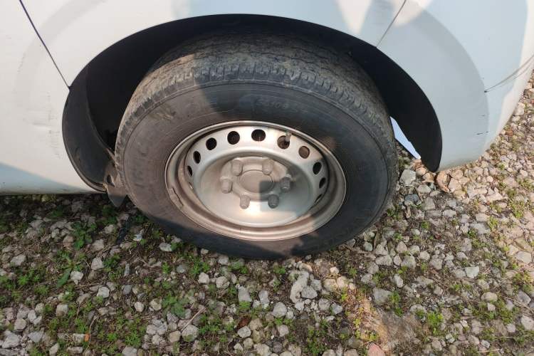 Used SAIC MAXUS Dana V1 2025 V1+ Long Wheelbase Low-Roof Multi-Function Version (62 kWh) Right Front Wheel Hub