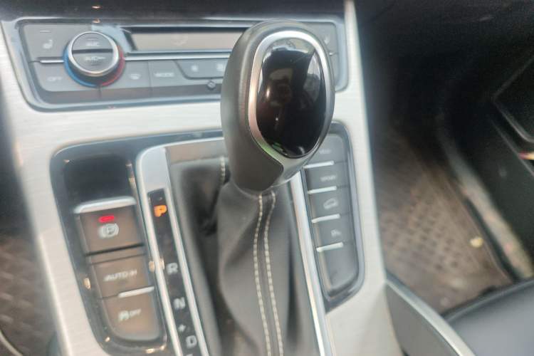 Used Geely Auto Emgrand X7 Sport 2018 1.8TD Automatic Two-Wheel Drive Smart Connect 4G Internet Edition Gear Lever