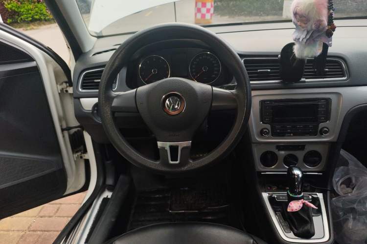 Used Volkswagen Gran Lavida 2013 1.6L Automatic Comfort Model Steering Wheel