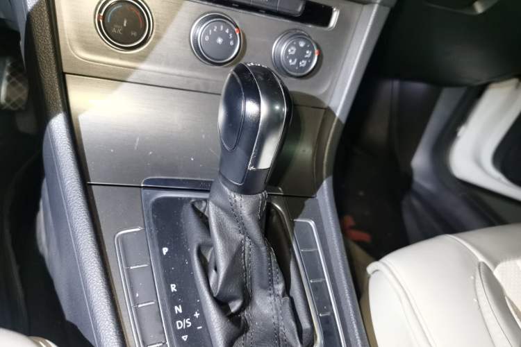 Used Volkswagen Golf 2016 230TSI Automatic Comfort Version Gear Lever