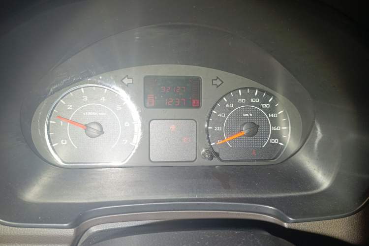 Used Wuling Hongguang V 2022 1.5L Jingqu Edition Enclosed-Window Vehicle with Electric Power Steering LAR