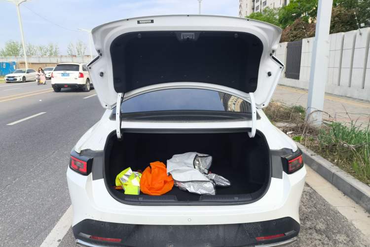 Used CHANGAN Eado DD 2023 Blue Whale NE 1.5T GDI DCT Luxury Edition Trunk