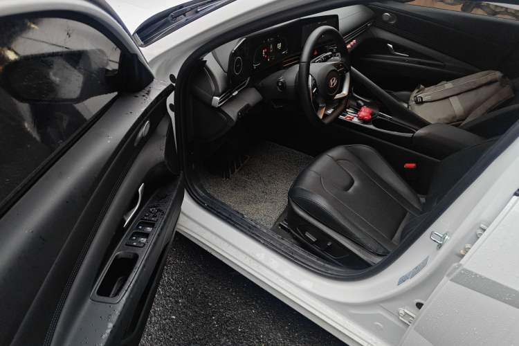 Used Hyundai Elantra 2023 1.5L CVT LUX Prestige Edition Driver Seat