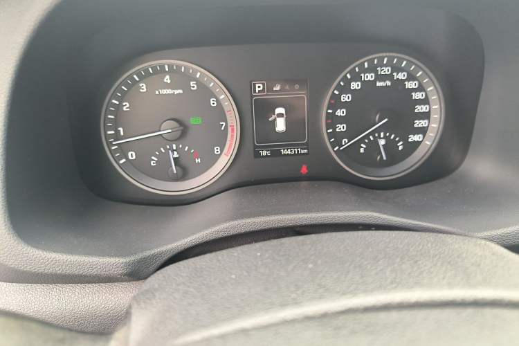 Used Hyundai Tucson 2015 1.6T Dual-Clutch Two-Wheel-Drive Smart Model Odometer Close Up