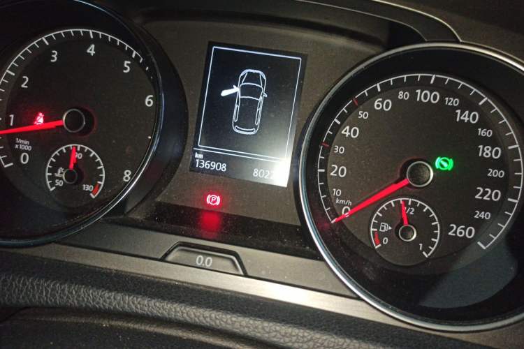 Used Volkswagen Golf 2015 1.4TSI Automatic Comfort Model Odometer Close Up