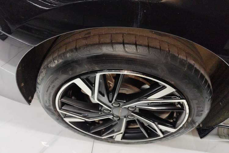 Used Lynk & Co 03 2025 1.5TD DCT Champion Edition Pro Right Rear Wheel Hub