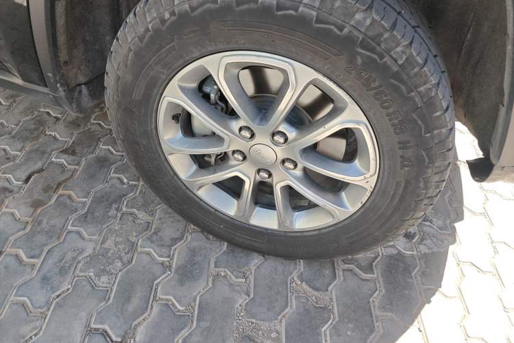 Used Jeep Grand Cherokee 2015 3.0TD Diesel Elite Navigation Edition Right Front Wheel Hub