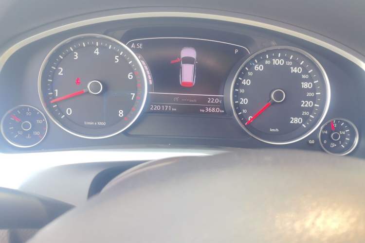 Used Volkswagen Touareg 2011 3.0 TSI Comfort Version Odometer Close Up