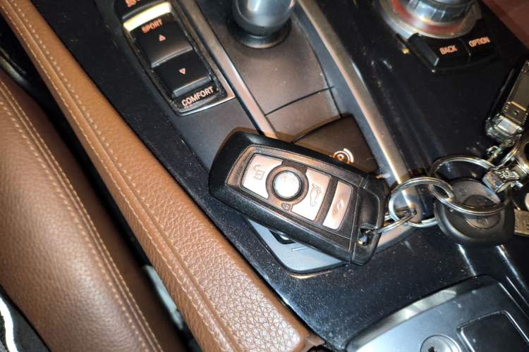 Used BMW 5 Series 2014 520Li Elegant Model
