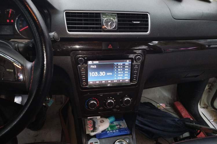 Used Dongfeng Fengon 360 2015 1.5L Manual Luxury 7-Seater China IV Standard Audio And AC Panel