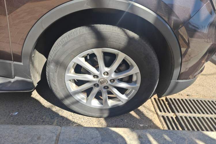 Used Buick Envision 2017 20T Two-Wheel Drive Elite Version Right Front Wheel Hub