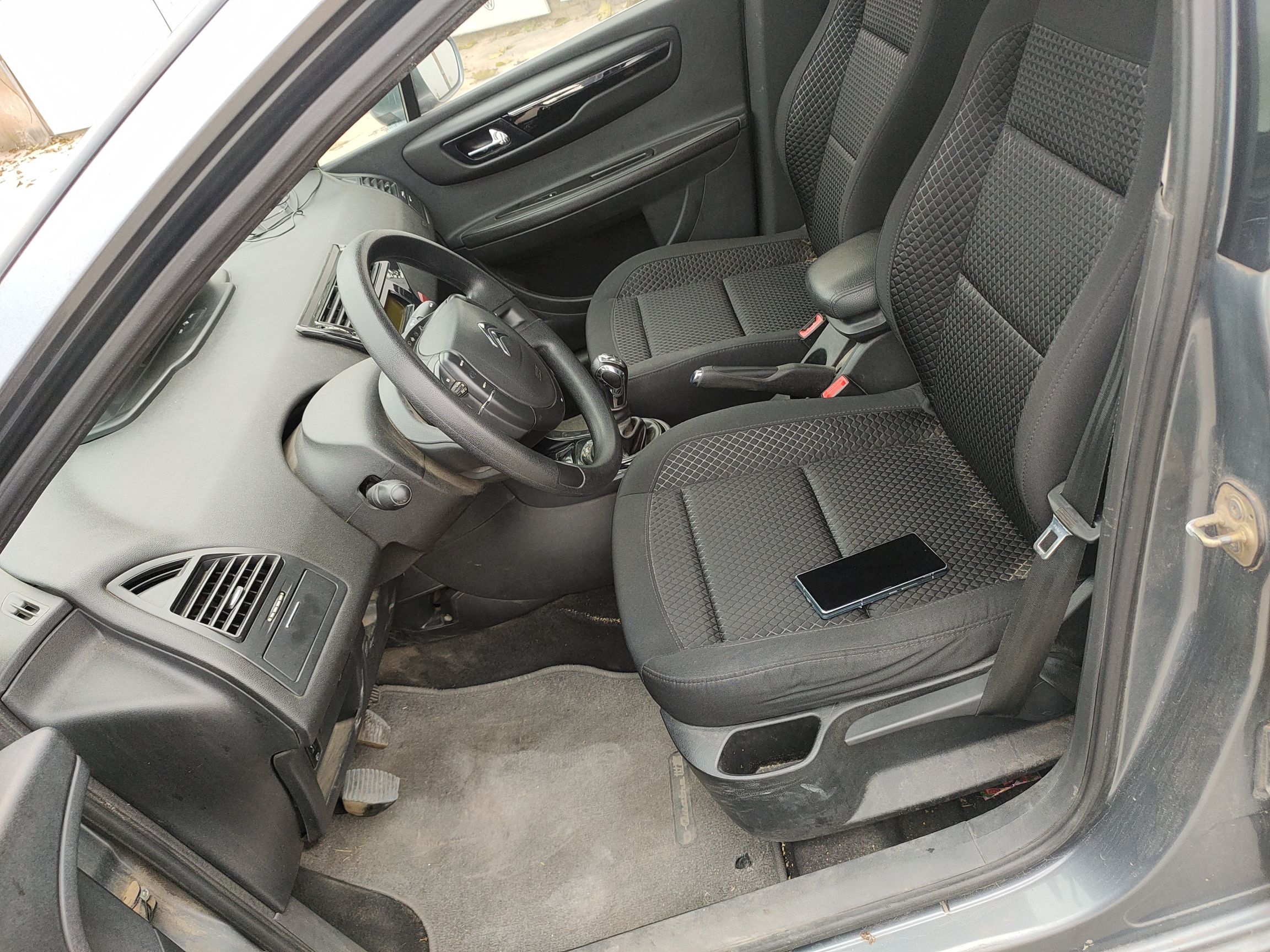 Переднее сиденье в автомобиле