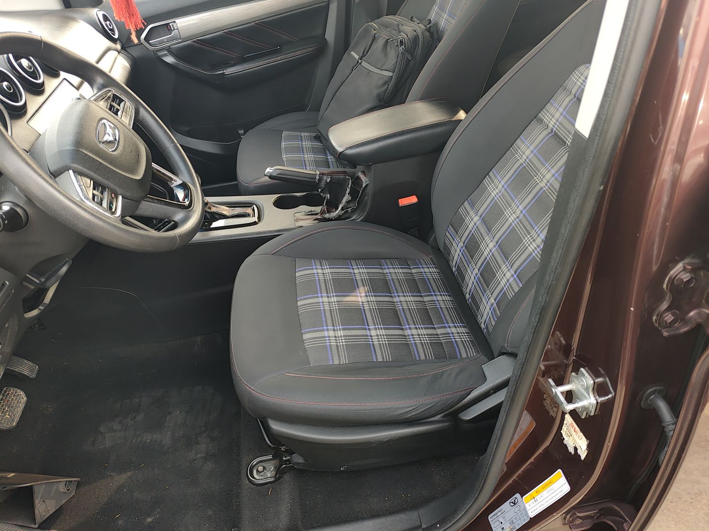 المقاعد الأمامية داخل السيارة