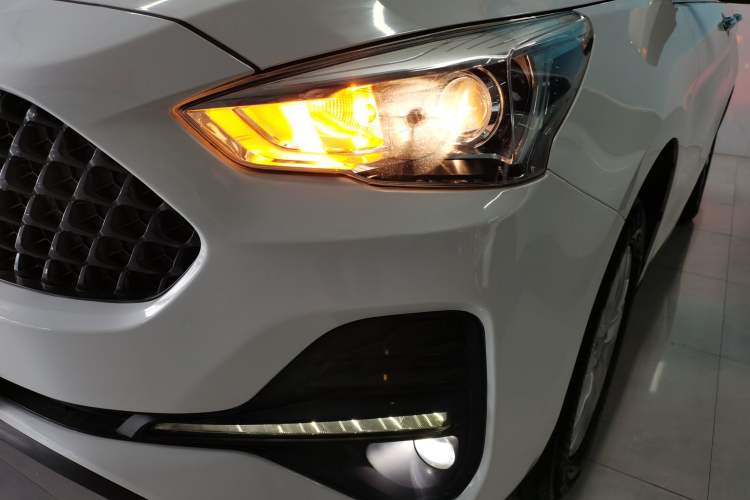 Used Haval M6 2019 1.5T DCT Two-Wheel Drive Elite Version China VI Standard Left Front Headlight