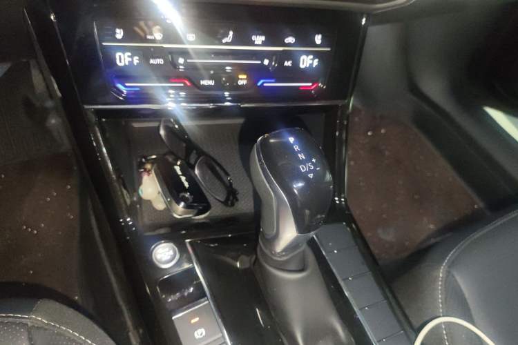 Used Volkswagen Passat 2025 Premium Version 380TSI Dragon Edition Gear Lever