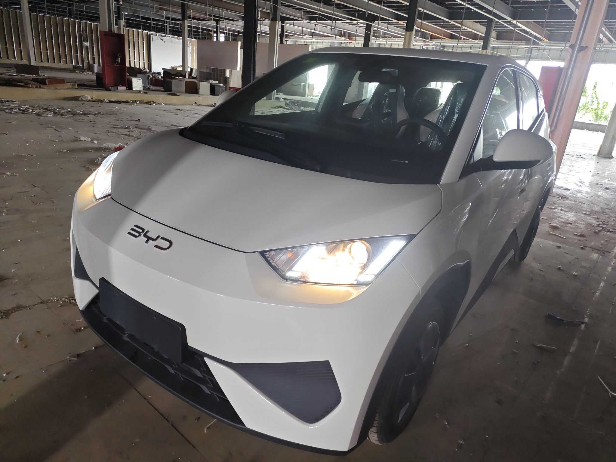 تحت مقدمة السيارة