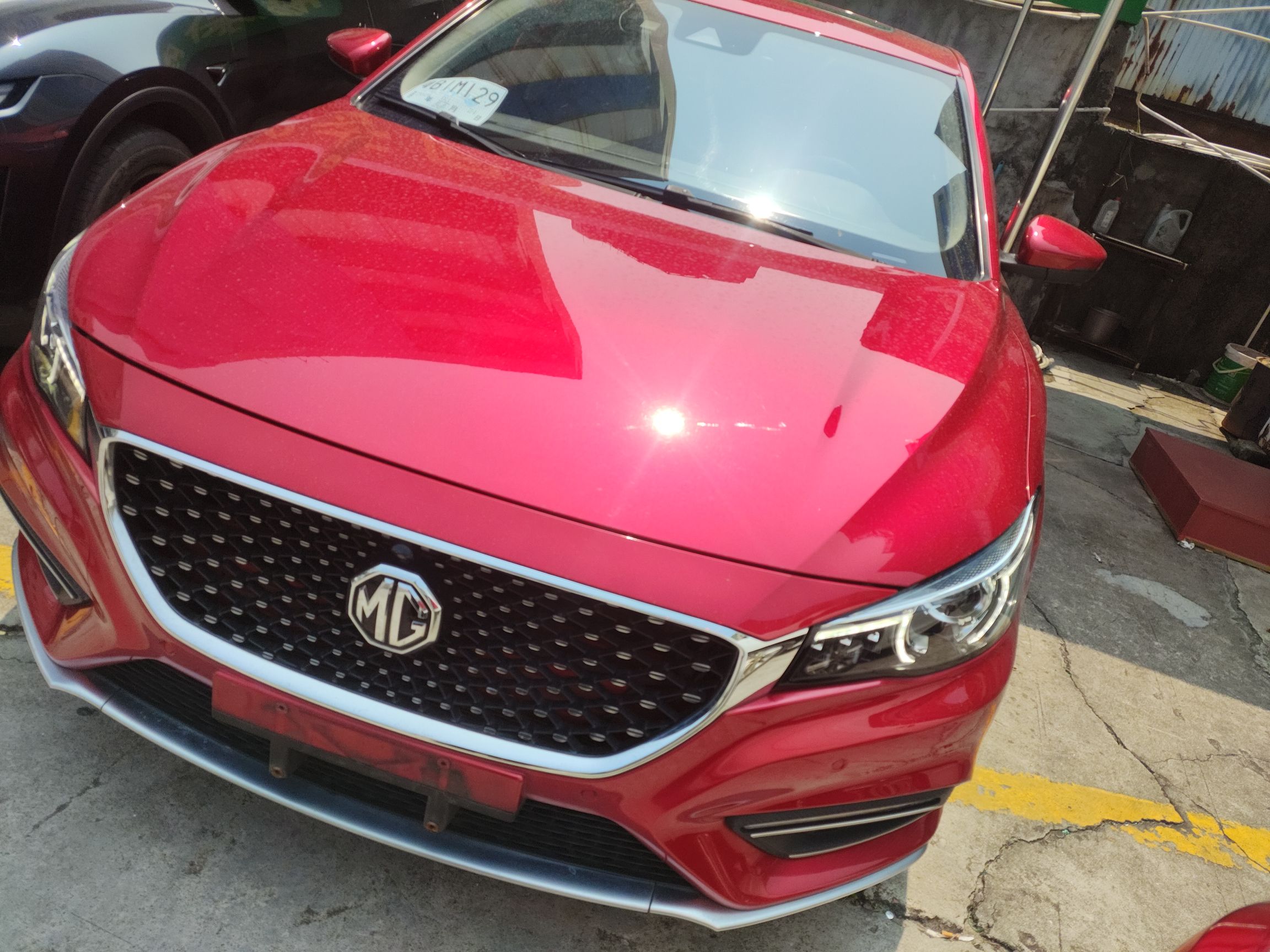 تحت مقدمة السيارة