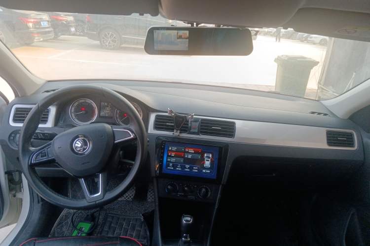 Used Skoda Rapid 2018 1.6L Automatic Comfort Edition Center Console